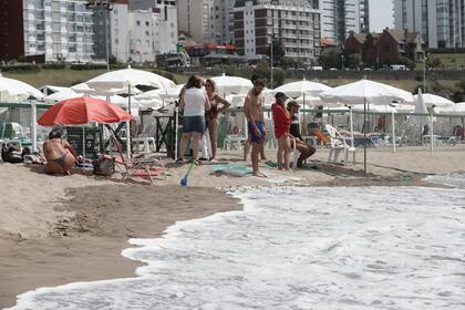 En Mar del Plata, el agua registra la temperatura media más baja en seis años. Ayer la marea subió más de la altura promedio