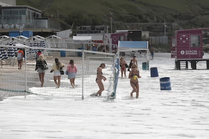 En Mar del Plata, el agua registra la temperatura media más baja en seis años. Ayer la marea subió más de la altura promedio