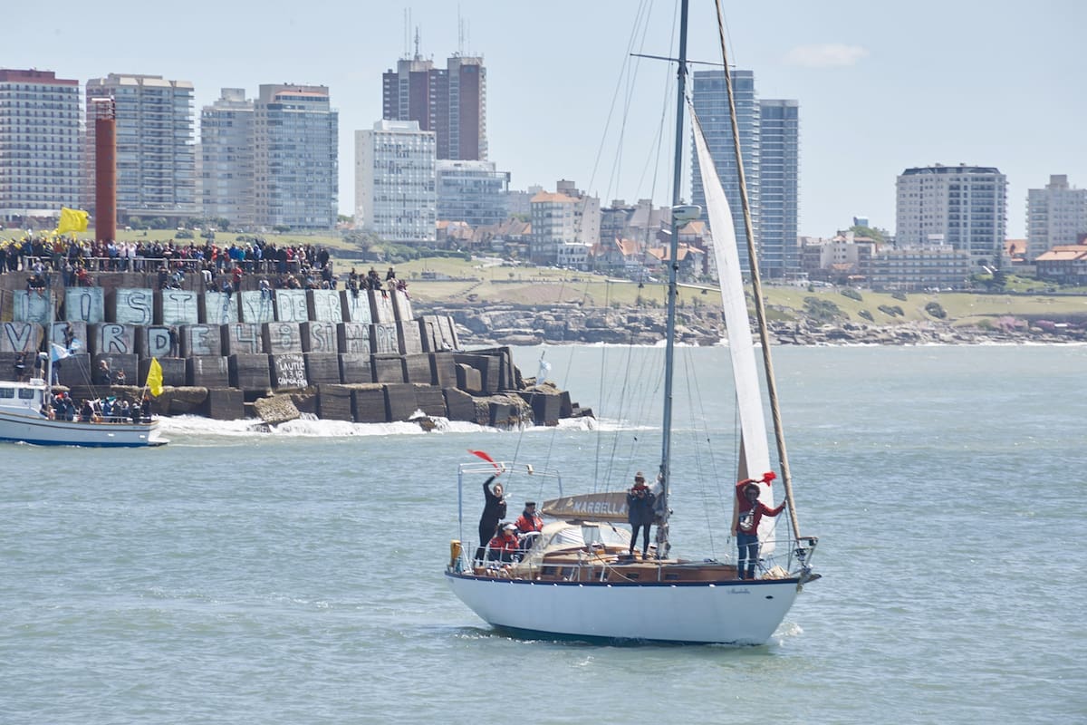 En Mar del Plata, el concierto San Antonino II reunirá ensambles distribuidos en las escolleras Norte, Sur y la Base Naval, junto a siete orquestas situadas en barcos, lanchas y buques, con el fin de “hacer audible un espacio imaginario de 640.000 metros cuadrados”. La pieza se propone actualizar la