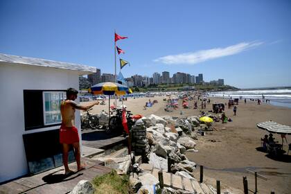 En Mar del Plata, el modo de expresar el conflicto es hacer flamear en simultáneo las banderas que indican los distintos estados del mar en los mástiles de los puestos de guardavidas