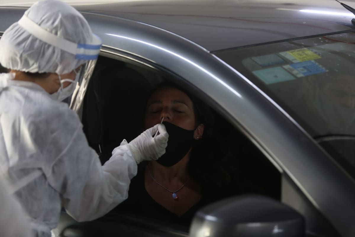 En Mar del Plata empezaron a hacer hisopados gratuitos en los autos
