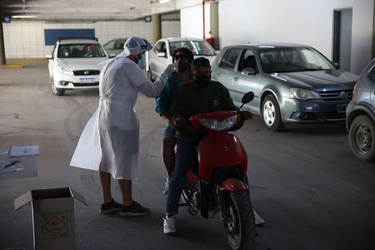 En Mar del Plata implementaron los hisopados arriba de vehículos
