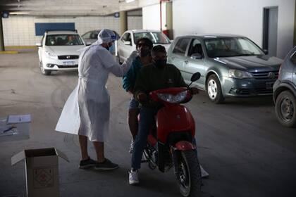 En Mar del Plata implementaron los hisopados arriba de vehículos