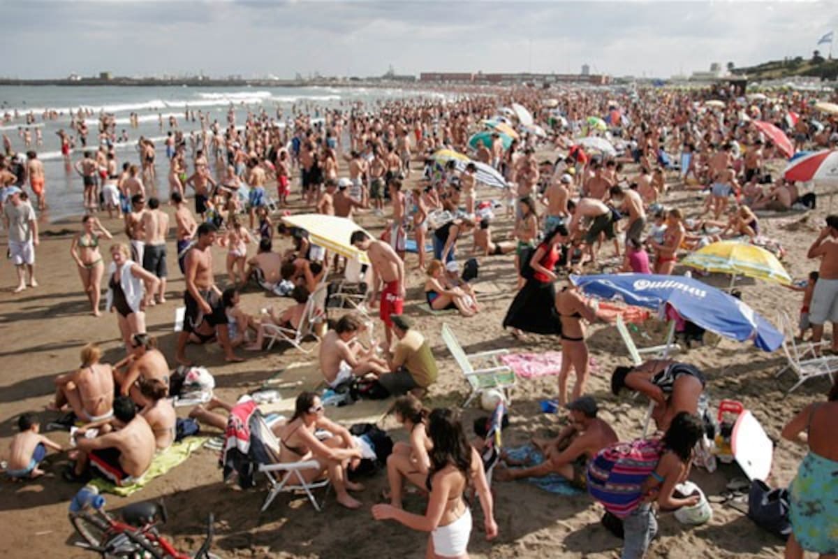 En Mar del Plata los turistas colmaron los balnearios, como Playa Grande; pero de alquileres, ni hablar