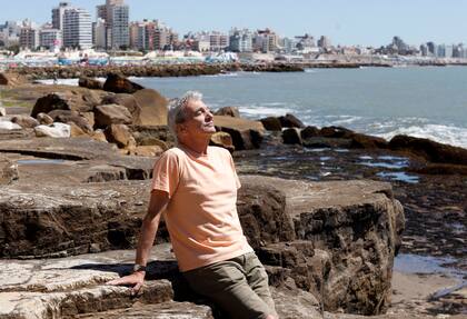En Mar del Plata, Lúpiz disfruta de largas caminatas junto al mar antes de sumergirse en la ficción de Cyrano