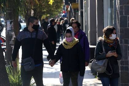 Agentes de tránsito controlaban que la gente saliera con tapabocas y mantuviera distancia