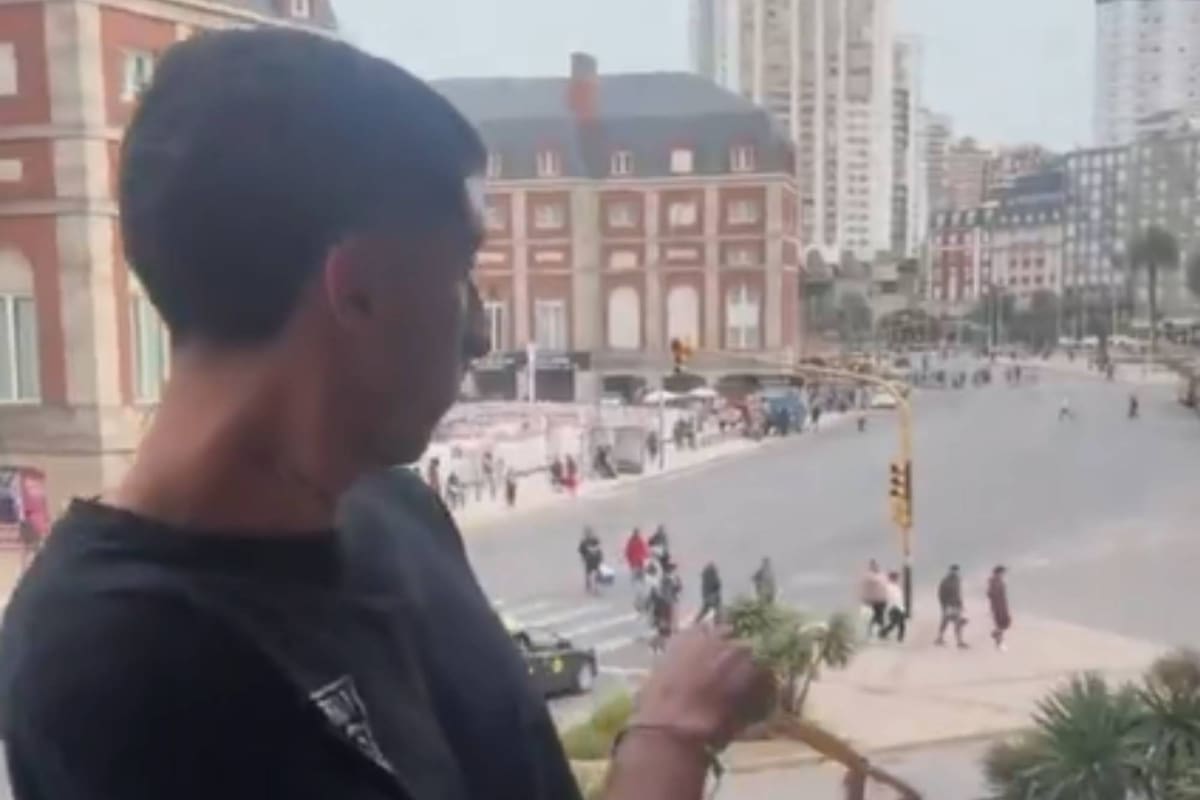 En Mar del Plata: se filmaron tirando piedrazos a las personas que paseaban cerca del casino.