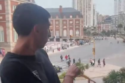 En Mar del Plata: se filmaron tirando piedrazos a las personas que paseaban cerca del casino.