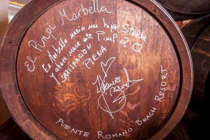 “En Marbella nació mi hija Stella
y ahora nace este Pimpi 2.0. Satisfacción
plena”, escribió Antonio Banderas en una de las barricas, donde también plasmaron su
firma en el pasado reconocidas figuras, como
Lola Flores, Pablo Picasso y Salvador Dalí.