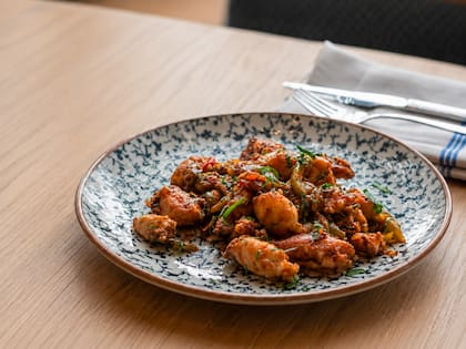 En Mare by Fran los ofrecen a la plancha, acompañados por mojos canarios y papines salteados o fritos y glaseados con salsa hoisin, sobre una base de cebolla y morrones caramelizados