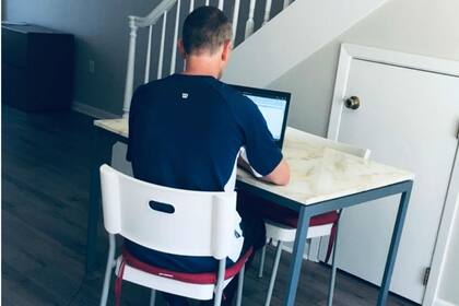 En Marianna, Florida, en la casa que alquiló, Mauro V. adelanta online trabajo de su profesión