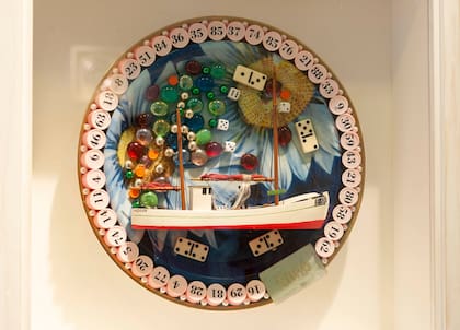 Con platos descartables, plásticos, alfombras, moños y una innumerable lista de materiales, la artista compone piezas que remiten a la infancia y la historia, como escudos que parecen piezas de orfebrería