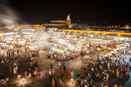 En Marrakech, la plaza Djmaa el Fna, donde todo puede pasar