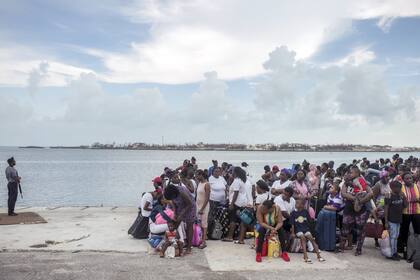 En Marsh Harbour, decenas de personas esperan para ser evacuadas