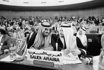 En marzo de 1975, en Argelia, la OPEP celebró otra cumbre; entre los asistentes estaban el rey Fahd bin Abdulaziz de Arabia Saudita y Ahmed Zaki Yamani (izquierda)