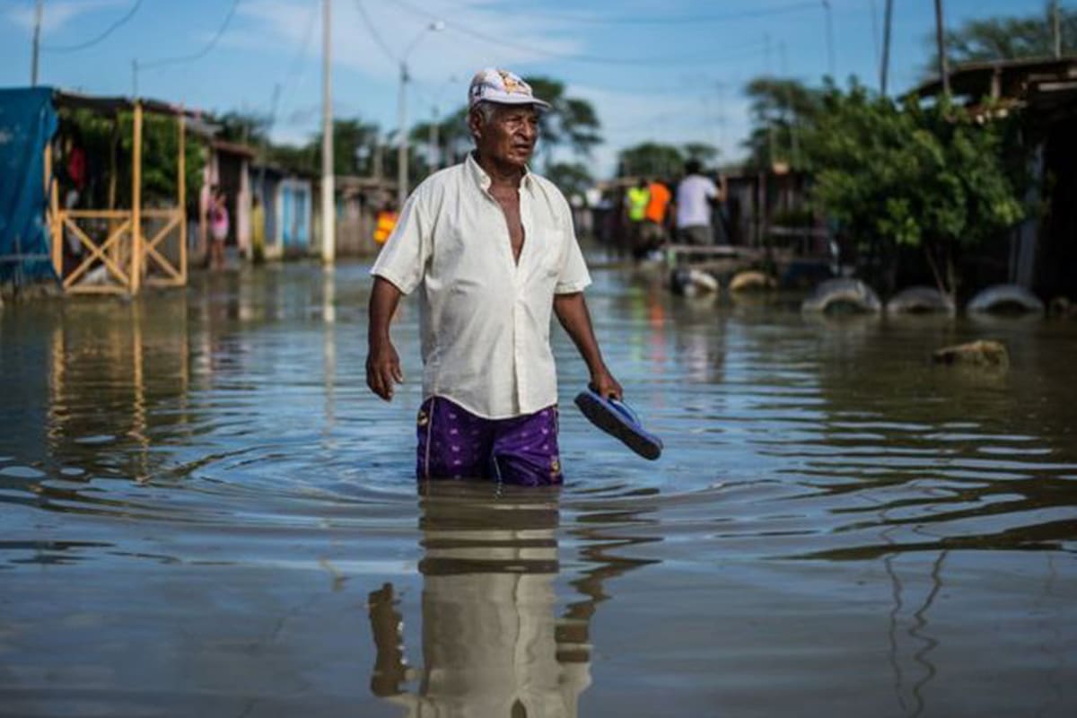 En marzo de 2017, El Niño provocó el desborde de ríos fangosos a lo largo de toda la costa peruana, aislando comunidades y barrios enteros, como el de esta imagen, tomada en Piura, en el norte.