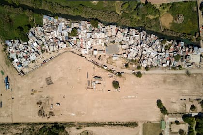 En marzo de 2018 se veía el terreno preparado para construir los 46 edificios y al lado, la villa rodrigo Bueno