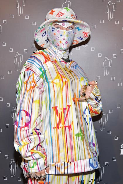 En marzo de 2019, con un total look de Louis Vuitton para la presentación de Spotify The Billie Eilish Experience, en Los Ángeles. Ese mismo año explicó en un anuncio de Calvin Klein que se vestía con ropa holgada para que la gente no la avergüence. “Nadie puede decir que soy delgada o gorda, o que tengo el trasero plano, porque no lo saben”