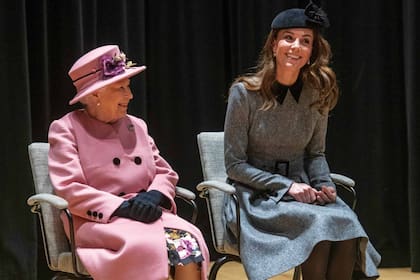En marzo de 2019, Su Majestad visitó junto a la duquesa de Cambridge, el King’s College, para inaugurar Bush House, las últimas instalaciones de educación y aprendizaje en el campus de Strand. Kate es, junto a su marido, el príncipe William, un gran apoyo para la Reina, que en más de una ocasión confió en ellos como sus embajadores.