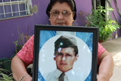 En marzo de 2020, Elma volvió a las islas con Julio Aro, ex combatiente y responsable junto con el ex oficial británico Geoffrey Cardozo, del proyecto humanitario que permitió -al día de hoy- la identificación de 119 de los 123 soldados enterrados sin nombre