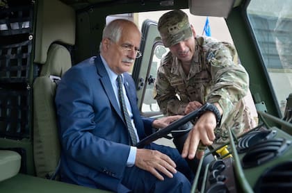 En marzo de 2022, el ministro Jorge Taiana entregó equipamiento militar y uniformes de combate al Ejército, a 40 años de la guerra de Malvinas