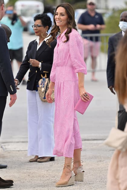 En marzo de 2022, en el tour oficial por el Caribe, combinó un vestido camisero rosa chicle de Rixo con un clutch del mismo color.