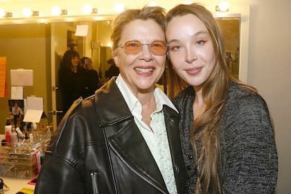 En marzo de 2024, con su madre Annette Bening, tras su debut en Broadway con "Appropriate"