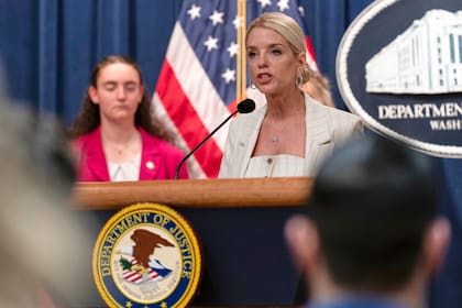 En marzo de 2025, Bondi emitió una directiva que permite a los agentes de ICE ingresar a domicilios sin una orden judicial para detener a presuntos miembros de la banda venezolana Tren de Aragua