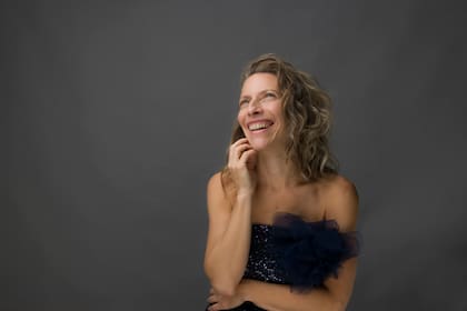 En marzo de 2026, se estrenará en el Teatro San Martín "Invasiones I. No bombardeen Buenos Aires", escrita y dirigida por Ricardo Hornos; Elena Roger interpretará a la farolera, un personaje que oficia como hilo conductor de los sucesos de 1806 y 1807, y estará acompañada por 30 artistas en escena