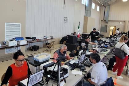 En marzo los residentes mexicanos en Chicago podrán tramitar documentos importantes sin tener que recorrer grandes distancias gracias a la unidad móvil del consulado (X/@ConsulMexCho)