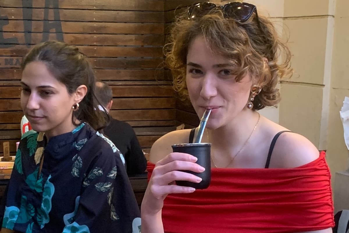 En Mate Club de Conversación hay mate libre, mesas compartidas y moderadores que facilitan la interacción entre los participantes; lo que se comparte es mucho más que vocabulario: anécdotas, expresiones típicas, puntos de vista