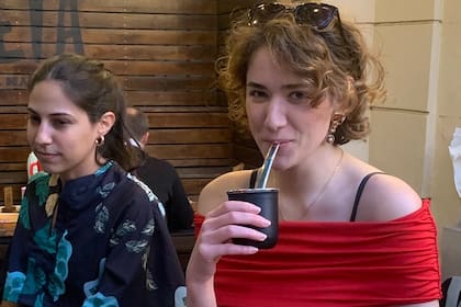 En Mate Club de Conversación hay mate libre, mesas compartidas y moderadores que facilitan la interacción entre los participantes; lo que se comparte es mucho más que vocabulario: anécdotas, expresiones típicas, puntos de vista