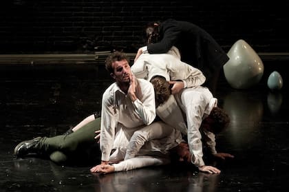 En materia de estrenos, en el Teatro Sarmiento debuta la retrospectiva de Mariana Chaud con Ubu patagónico. En el Nün Teatro, en el Lola Membrives y en el Picadilly también desembarcan otras propuestas