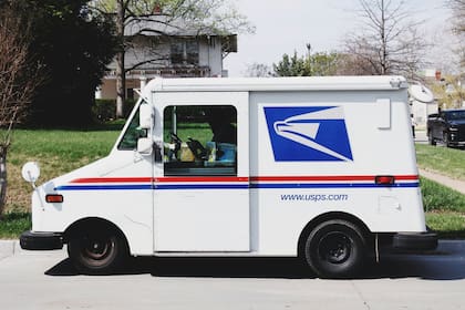 En materia de infraestructura y sostenibilidad, el USPS ha incorporado más de 36.000 nuevos vehículos de reparto