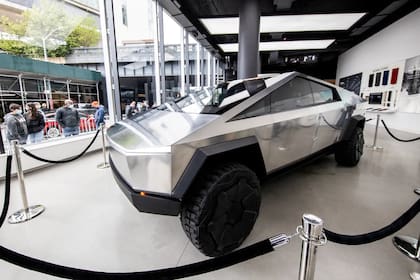 En materia de prestaciones, el sitio web de Tesla sigue manteniendo que la Cybertruck ofrecerá hasta 800 kilómetros de autonomía y alcanzará los 100 km/h en tan solo 2,9 segundos.