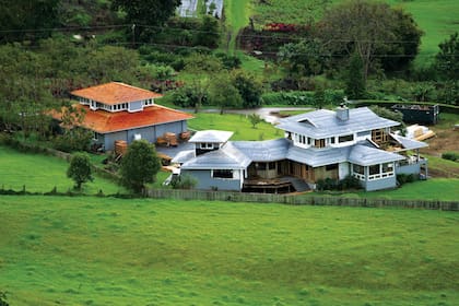 En Maui, Hawái, tiene una propiedad de gran valor histórico llamada Thompson Ranch, rodeada por veinte hectáreas.