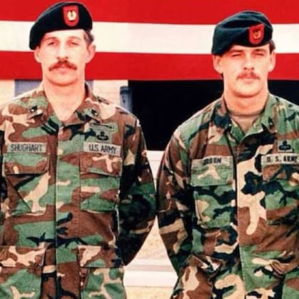 En mayo de 1994, Gordon y Shughart recibieron la Medalla de Honor de manera póstuma, durante la ceremonia, el entonces presidente Bill Clinton dijo: "Sabían que sus posibilidades de supervivencia eran extremadamente escasas. El piloto del helicóptero dijo que nadie en su sano juicio habría entrado, pero ellos insistieron en hacerlo porque eran compañeros en peligro, porque creían fervientemente en el credo que dice: "No defraudaré a aquellos con quienes sirvo"