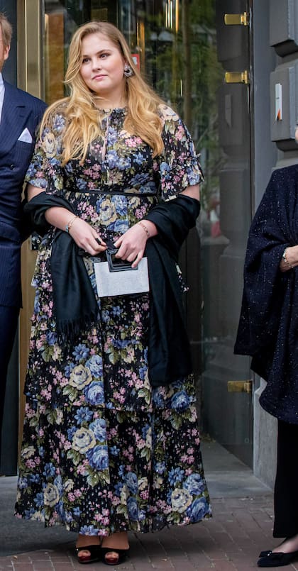 En mayo de 2021, para el cumpleaños número 50 de su padre, el rey Guillermo, la heredera mostró su debilidad por los maxivestidos y apostó al estampado de flores de un modelo de Needle & Thread. Agregó accesorios en negro, como sus zapatos peep toe y su chal.