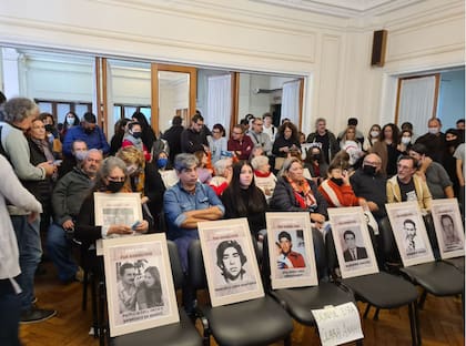 En mayo de 2022, la Justicia condenó a prisión perpetua a Julio César Garachico por los homicidios, secuestros y torturas cometidos contra siete víctimas, entre ellas López. En la primera fila, Rubén López, hijo del albañil desaparecido