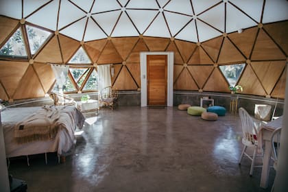 En mayo de 2023 recibieron a los primeros huéspedes, y desde entonces, el domo hospedó a decenas de viajeros y fue sede de retiros de yoga y de alimentación consciente.
