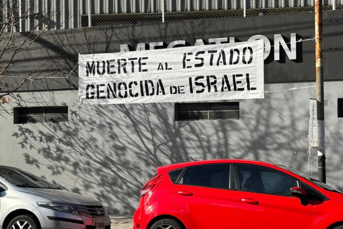 En mayo de 2023, se colocó un pasacalles con la leyenda “Muerte al Estado genocida de Israel”, también en un cruce ante Los Bohemios