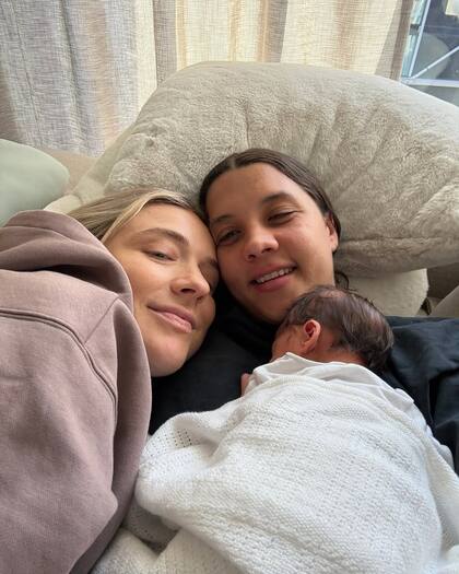 En mayo de 2025 nació su hijo Jagger (Foto: Instagram @samanthakerr20/@kmewis19)