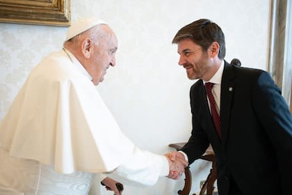 En mayo del año pasado, el Papa recibió al presidente de la Asociación de Magistrados, Andrés Basso, en una audiencia privada, en Roma. Basso fue uno de los jueces que condenó a Cristina Kirchner en el caso Vialidad. Según la Asociación de Magistrados, en ese encuentro compartieron "pareceres sobre el funcionamiento de la Justicia y la importancia de una justicia con mirada humanitaria”.