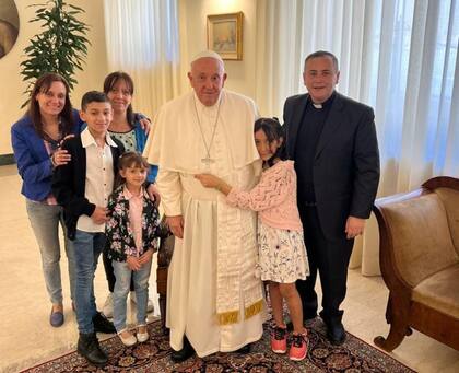 En mayo, Francisco recibió a dos madres con sus hijos, de 6, 8 y 11 años, que le preguntaron: “¿Cuándo venís a la Argentina?”