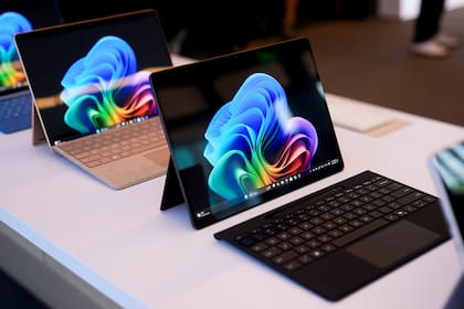 En mayo Microsoft presentó sus Surface Pro, equipos portátiles que tienen las funciones de Copilot+ incorporadas gracias al uso de un chip especial, el NPU, dedicado a estas tareas para liberar al procesador central (AP Foto/Lindsey Wasson)