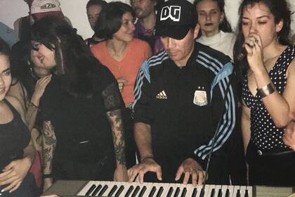 En mayo, Pablito Lescano fue al ciclo de videos proyectados en pantalla gigante, e improvisó un miniset con su teclado
