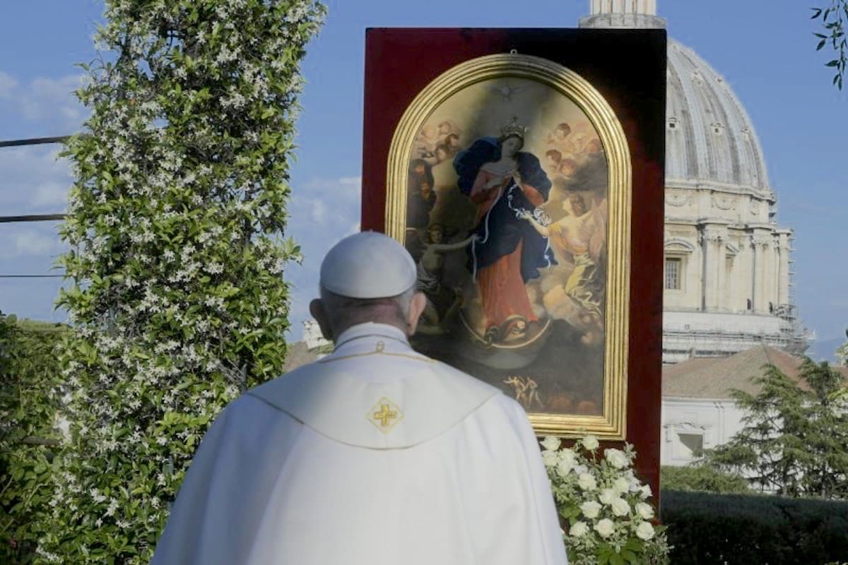 En mayo pasado, en los jardines de Vaticano, el Papa Francisco rogó a la Virgen Desatadora de Nudos por el fin de la pandemia.