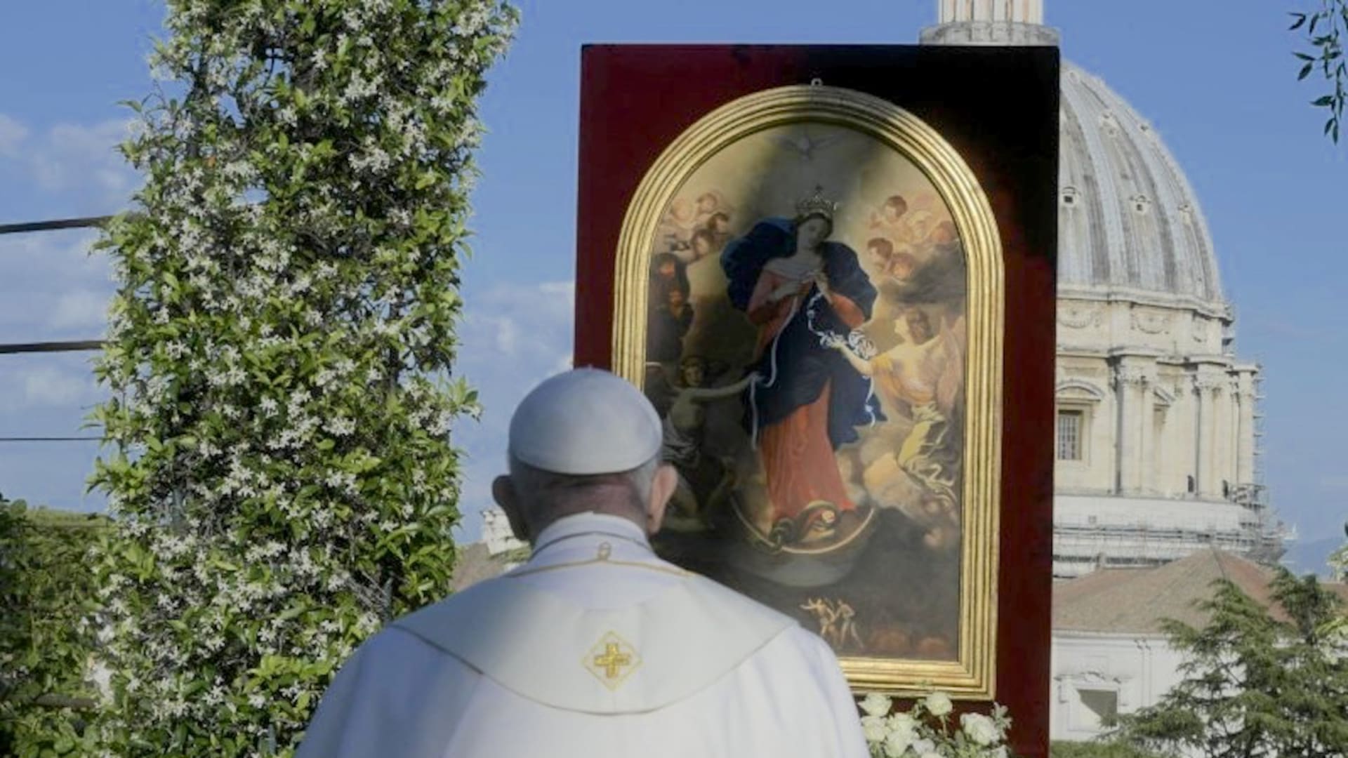 En mayo pasado, en los jardines de Vaticano, el Papa Francisco rogó a la Virgen Desatadora de Nudos por el fin de la pandemia.