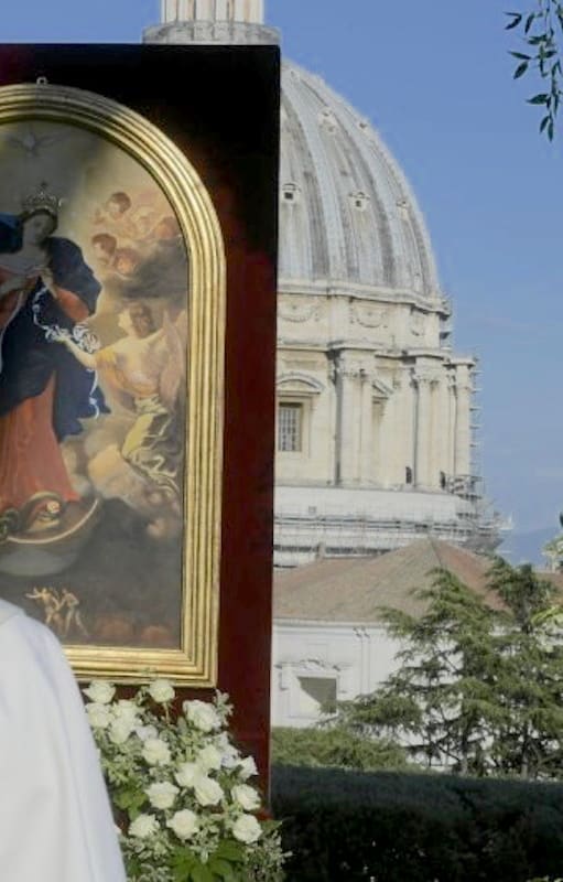 En mayo pasado, en los jardines de Vaticano, el Papa Francisco rogó a la Virgen Desatadora de Nudos por el fin de la pandemia.