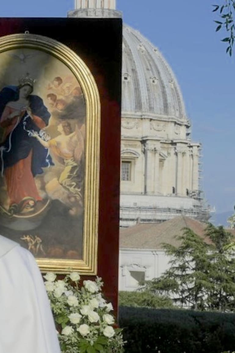 En mayo pasado, en los jardines de Vaticano, el Papa Francisco rogó a la Virgen Desatadora de Nudos por el fin de la pandemia.